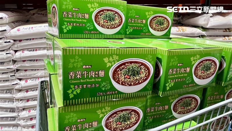 「維力香菜牛肉風味麵」沒有參與好市多黑五優惠，卻成為最搶手商品。(圖／記者賴俊佑攝影)