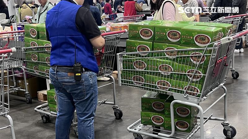 直擊／好市多黑五「1泡麵」狂搬50箱！