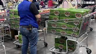 直擊／好市多黑五「1泡麵」狂搬50箱！