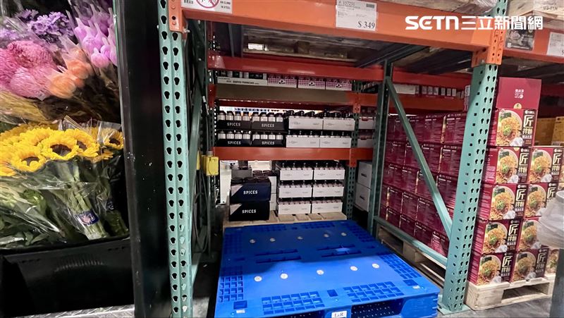 「維力香菜牛肉風味麵」架上超過百箱不到半小時就清空，可見搶手程度。(圖／記者賴俊佑攝影)