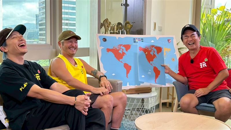 吳宗憲（右起）、KID與坤達在節目正式揭曉11週年旅程目的地是加拿大溫哥華。（圖／《綜藝玩很大》提供）