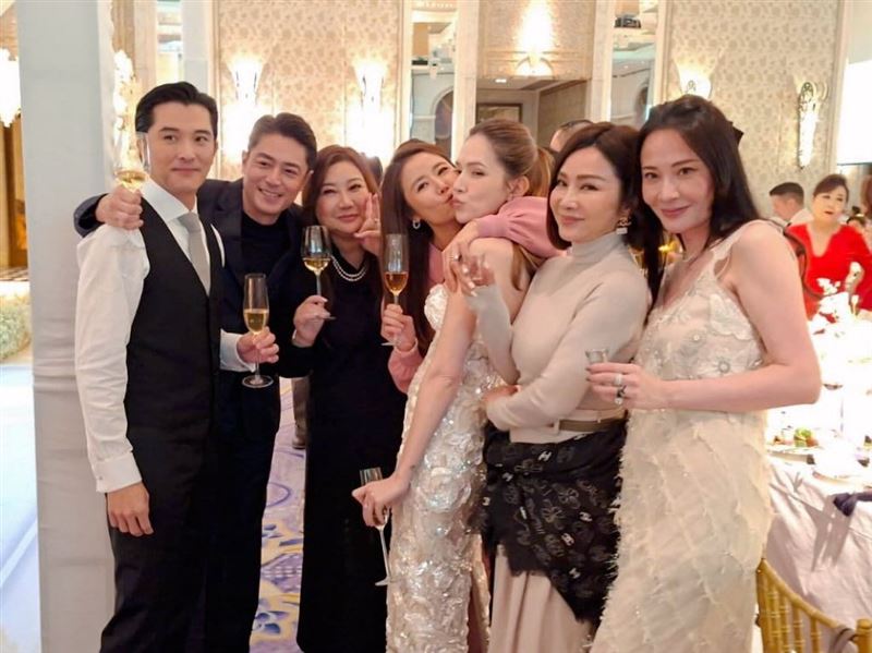 陳美鳳開心分享與林心如等人一同參與許瑋甯、邱澤婚禮合照。（圖／翻攝自臉書）
