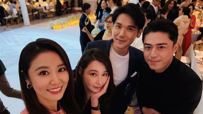 林心如（左起）、陳怡蓉、薛博仁、霍建華28日在許瑋甯與邱澤婚禮上合影。（圖／翻攝自臉書）