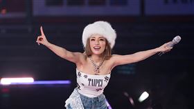 濱崎步小巨蛋開唱  安可穿印TAIPEI上衣日本流行音樂天后濱崎步在台北小巨蛋開唱，安可橋段特別換上印有TAIPEI字樣的上衣登台。（大步整合行銷提供）中央社記者王心妤傳真　114年8月2日