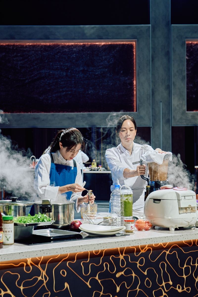 林予晞(左)、主廚Jessica擔下製作特色調酒重任。（圖／華視提供）