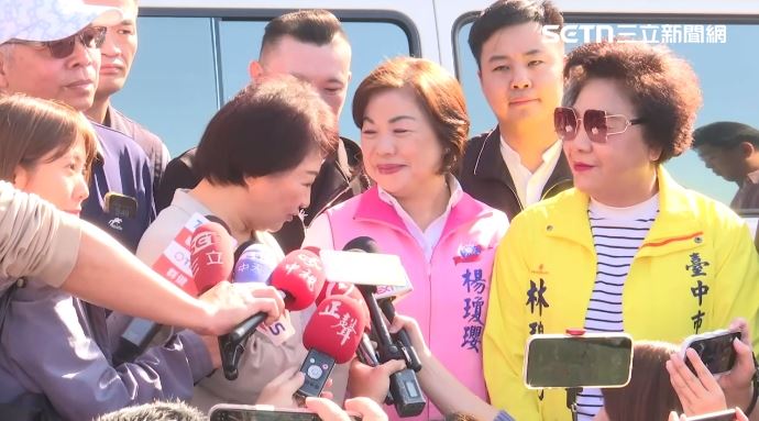 盧秀燕說各個是強棒，接著轉頭和楊瓊瓔握手說加油（圖／翻攝畫面）