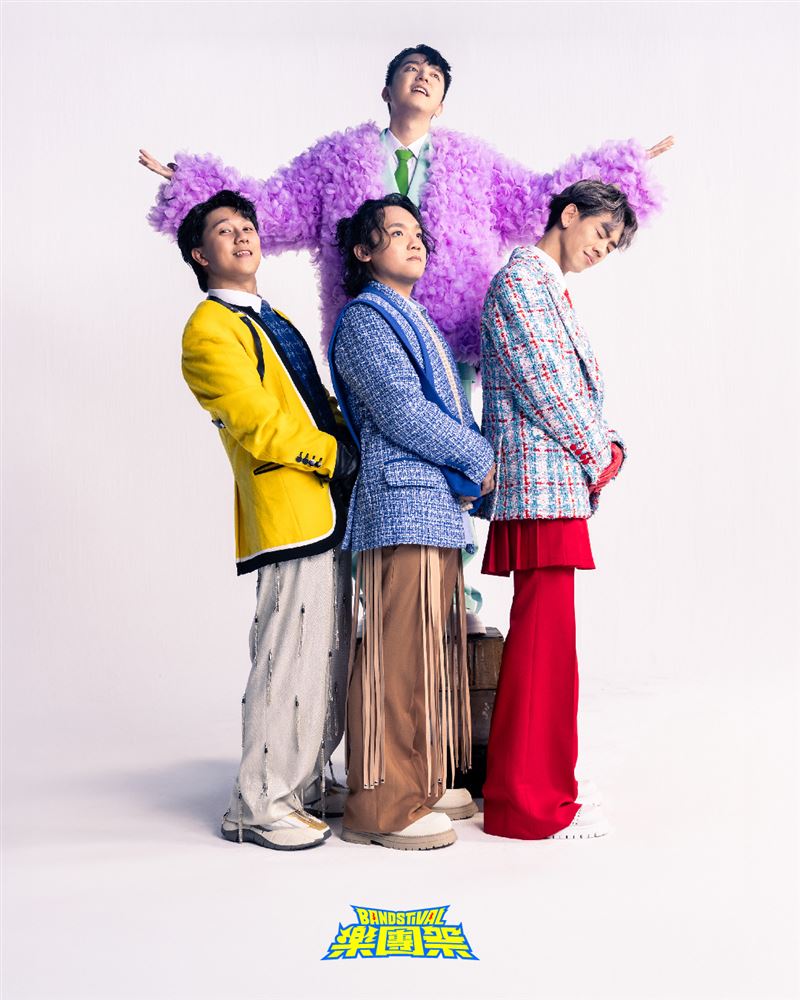 「浪漫里」主唱魏裕銘（後）、吉他手沈裕紘（前左）、鼓手陳羿瑋（前中）、貝斯手歐易（前右）以新形象示人。（圖／康泰納仕提供）