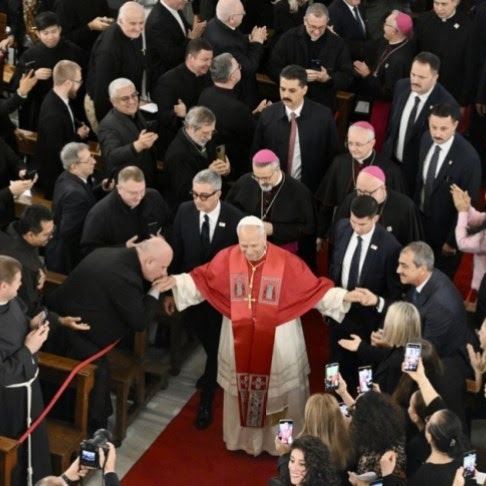 教宗良十四世28日上午在伊斯坦堡的天主教堂，受到信徒夾道歡迎。（圖／翻攝自X平台 @CatholicArena）