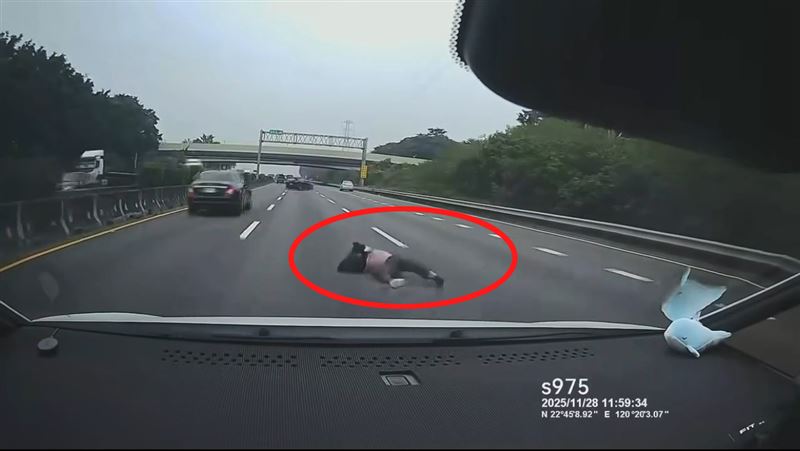 男子在中線上「仆街」，後車見狀緊急閃避。（圖／翻攝爆料公社）