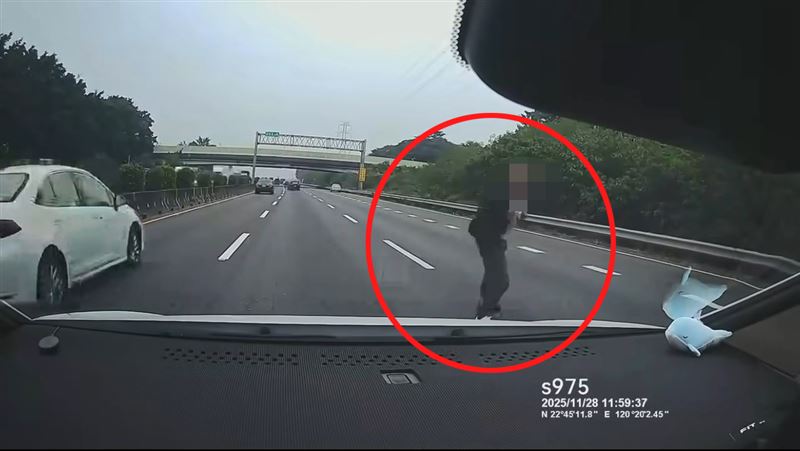 男子起身，差點被其他車輛撞上。（圖／翻攝爆料公社）