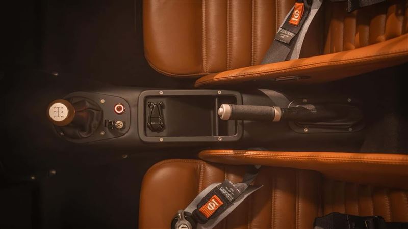 鋁、皮革、木頭組成的質感十足。（圖／翻攝Iconic Auto Sports網站）