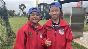 光復國小鄭米勒‧嘎造、徐梓桓在水災當下緊急撤離。（圖／原棒協提供）