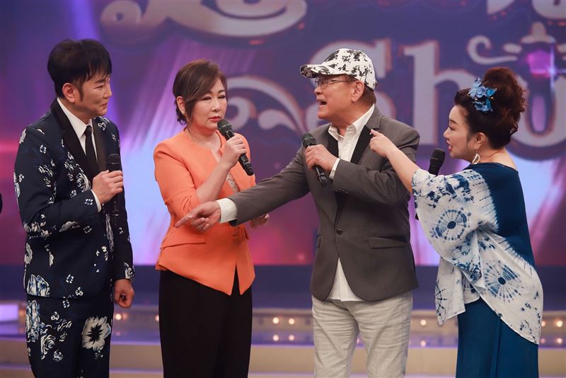 白冰冰、陽帆訪問張秀卿（左2）、劉福助（右2)。（圖／民視提供）