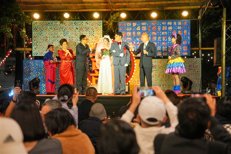 《一村喜事：康樂隊來了》邀請韓國瑜院長上台祝賀新人，與主婚人岑永康乾杯。（圖／金星文創提供）