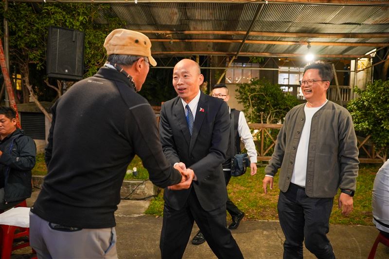 立法院長韓國瑜陪同九十五歲的韓媽媽（中）一同觀賞舞台劇。（圖／金星文創提供）