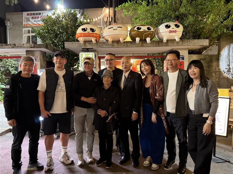 《一村喜事：康樂隊來了》邀請韓國瑜院長上台祝賀新人，與主婚人岑永康乾杯。（圖／金星文創提供）