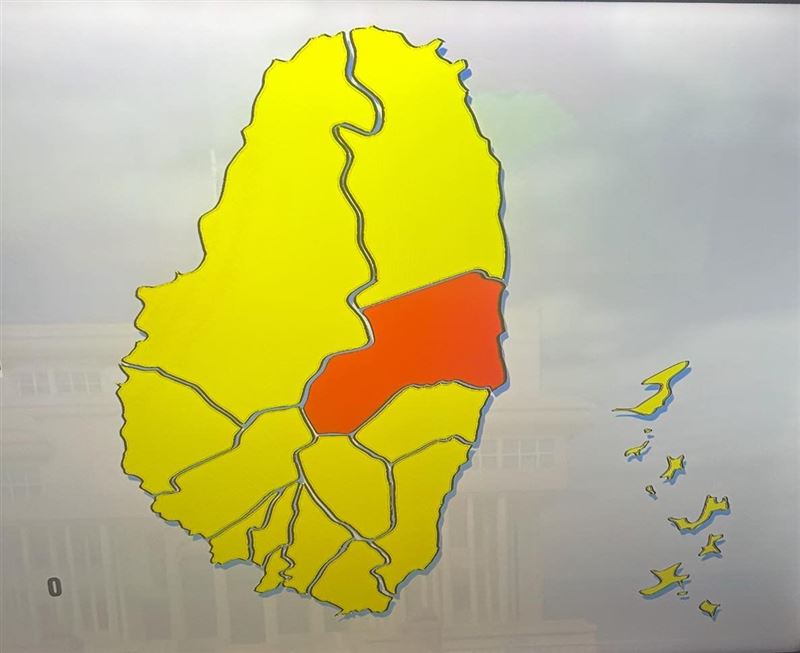 友台總理龔薩福的執政黨大選慘敗，聖文森15個選區，僅守住1席。圖中黃色均為親中的新民主黨勝出，橘色是龔薩福的聯合勞工黨。（圖／翻攝自X平台 @WIC_News）