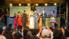 《一村喜事：康樂隊來了》邀請韓國瑜院長上台祝賀新人，與主婚人岑永康乾杯。（圖／金星文創提供）