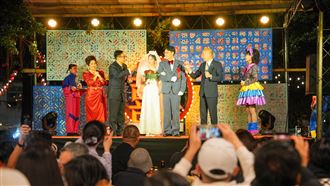 韓國瑜突上台乾杯嗨唱夜襲！韓媽媽秒制止