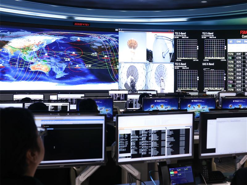 齊柏林衛星今（29）日清晨順利升空入軌，並於上午10時42分首度通過台灣上空完成12分鐘通聯，確認姿態、電力與衛星電腦運作正常。行政院長卓榮泰表示，福衛八號星系將逐年發射8顆衛星，實現星系化遙測，延續齊柏林導演守護土地的精神。（圖／國家太空中心提供）