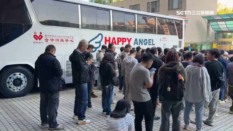 捐血送牛排太誘惑 貪食蛇人龍估700人