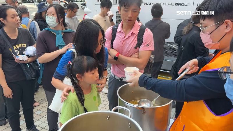 現場提供熱湯供民眾食用