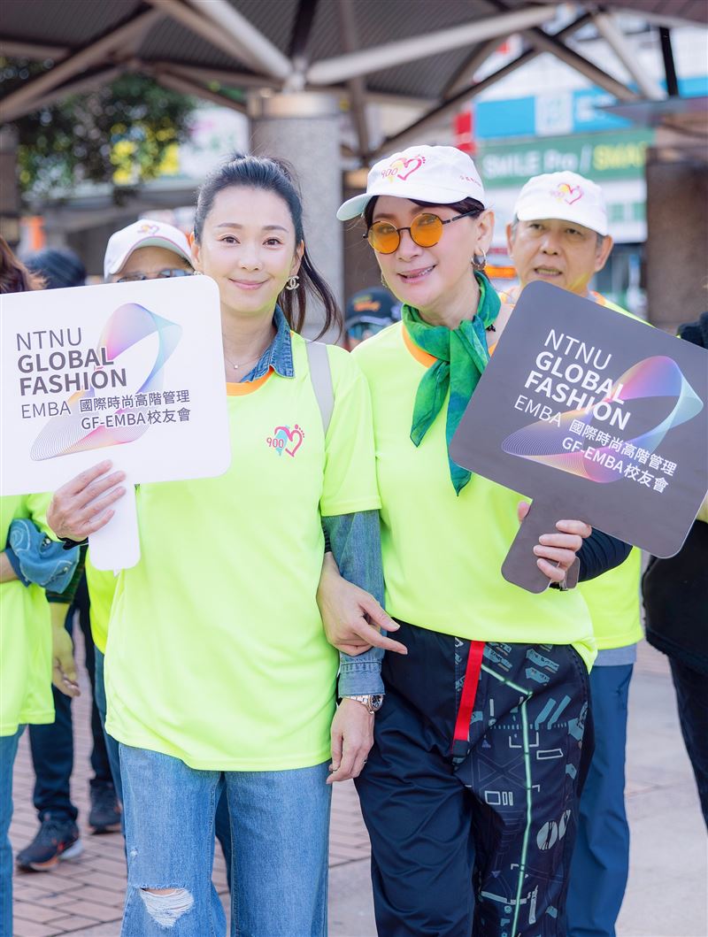 金鐘影帝陳亞蘭（右）與金鐘影后六月皆為臺師大GF-EMBA校友。（圖／臺師大GF-EMBA提供）