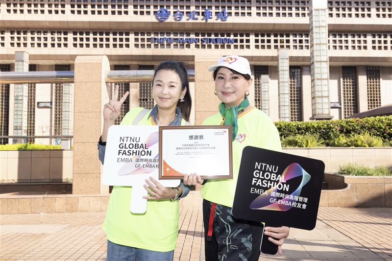 金鐘影帝陳亞蘭（右）行善親吐：走路是最不花錢的運動，金鐘影后六月韌帶撕裂堅持行善。（圖／臺師大GF-EMBA提供）