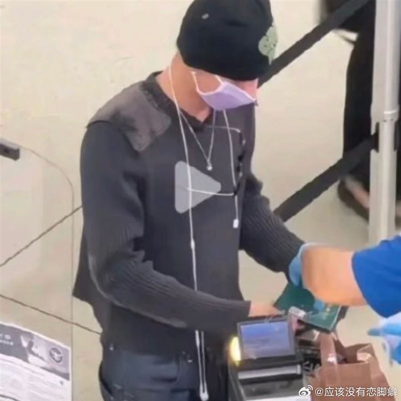 之前有眼尖粉絲捕捉到趙雨凡手拿台灣護照。（圖／翻攝自微博）