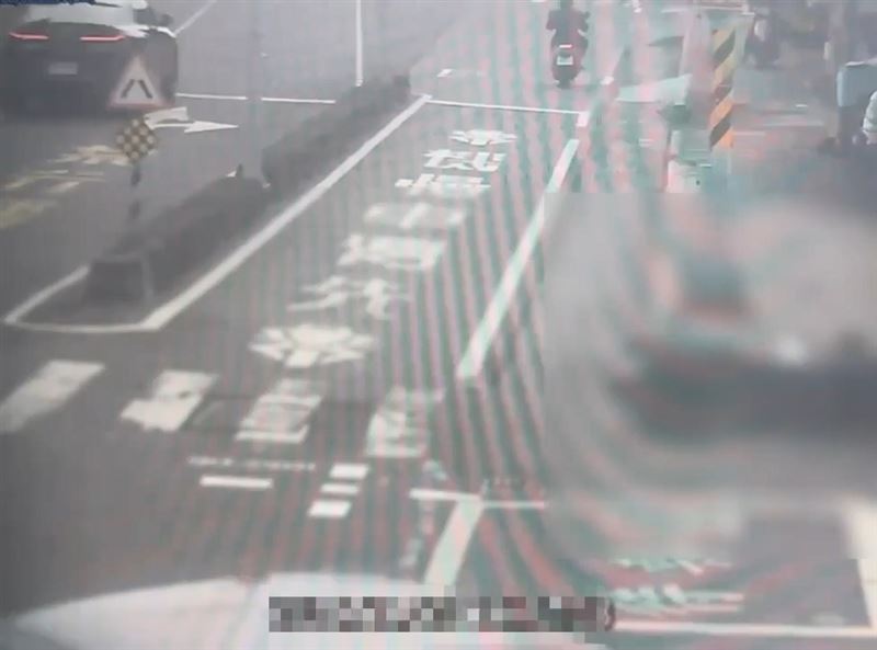監視器拍下車禍瞬間。（圖／翻攝畫面）