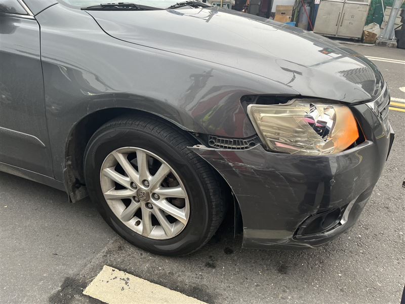 陳翁自小客車右前側損毀。（圖／翻攝畫面）