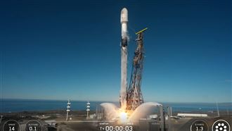 齊柏林衛星今（29）日清晨順利升空入軌，並於上午10時42分首度通過台灣上空完成12分鐘通聯，確認姿態、電力與衛星電腦運作正常。行政院長卓榮泰表示，福衛八號星系將逐年發射8顆衛星，實現星系化遙測，延續齊柏林導演守護土地的精神。（圖／國家太空中心提供） 