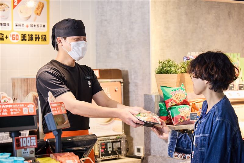 上班族最愛外帶爭鮮的熟食和燒炙類，且晚餐時段人數比午餐時段多。(圖／爭鮮提供）