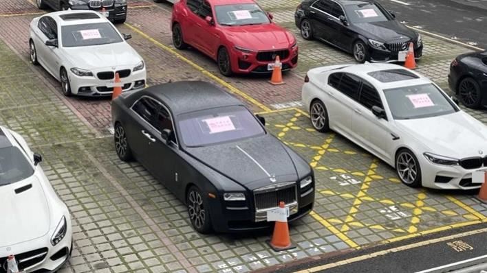 吳姓網紅因涉詐欺，遭警方扣押名車勞斯萊斯，法院裁定羈押禁見。（圖／翻攝畫面）