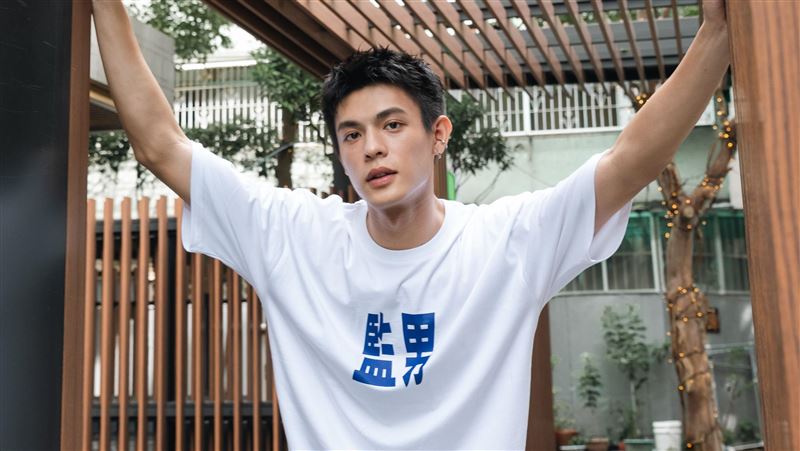 星二代邱以太是海陸退伍！休學回台先當兵