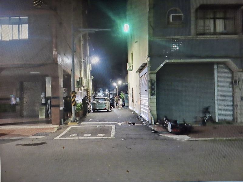 陳男騎乘的機車被撞擊後倒在現場。（圖／翻攝畫面）