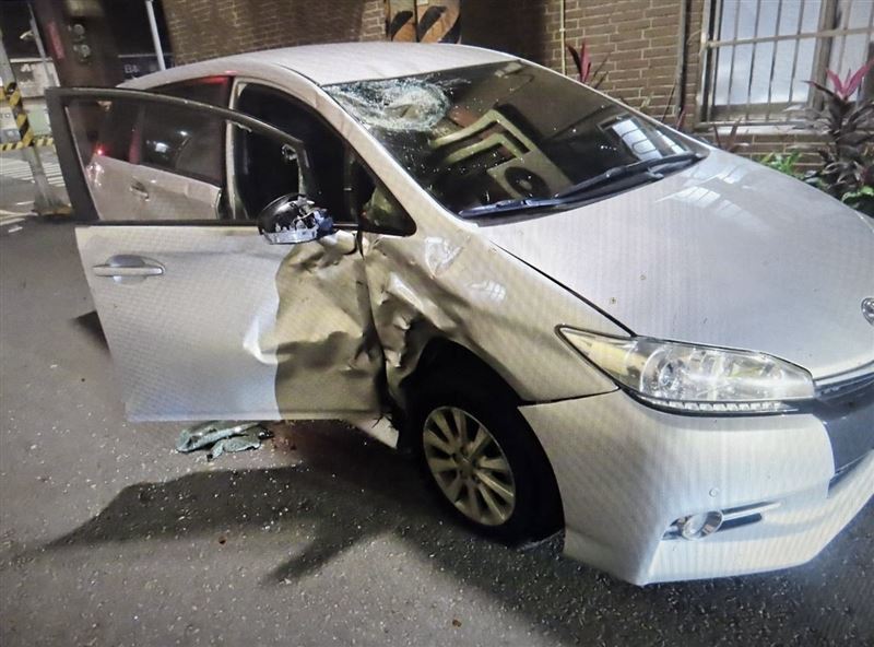 林男自小客右側車身損毀。（圖／翻攝畫面）