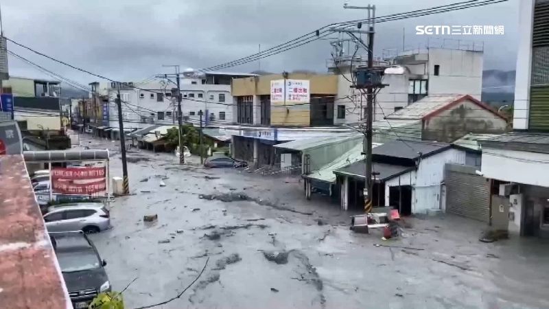 花蓮縣光復鄉日前淹水成災，大馬村長王梓安帶領全村民安全撤離