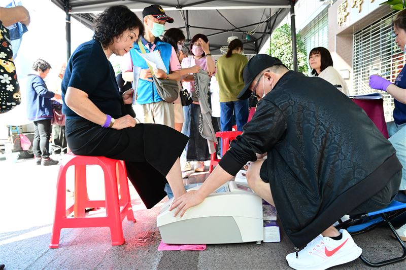 亞大附醫舉辦「樂齡老化暨健康促進嘉年華」，吸引大量民眾帶長者來體驗。（圖／亞大附醫提供）