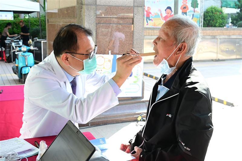 醫師在活動現場義診，協助長者了解自身健康狀況。（圖／亞大附醫提供）