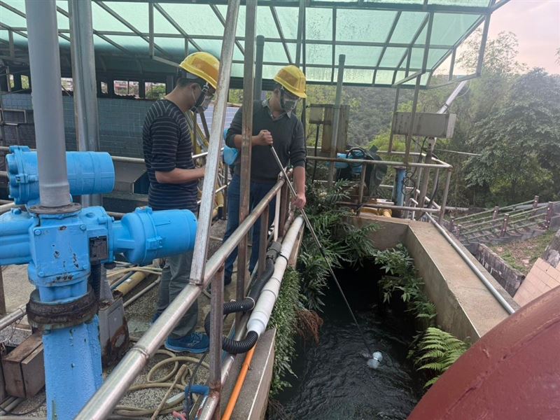 基隆河八堵抽水站驚傳油污事件，台水公司緊急祭出補救措施。（圖／翻攝畫面）