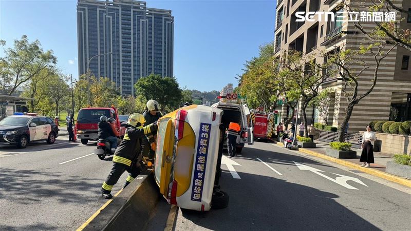北市蕭男駕駛計程車自撞行人庇護島後翻覆。（圖／翻攝畫面）