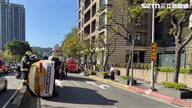 北市蕭男駕駛計程車自撞行人庇護島後翻覆。（圖／翻攝畫面）