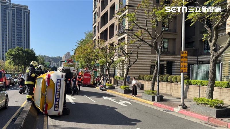 小黃司機左轉彎太猛 警局前撞分隔島翻覆