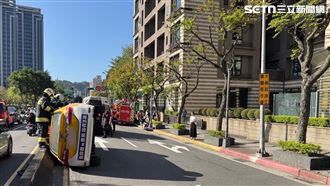 小黃司機左轉彎太猛　警局前撞分隔島翻覆