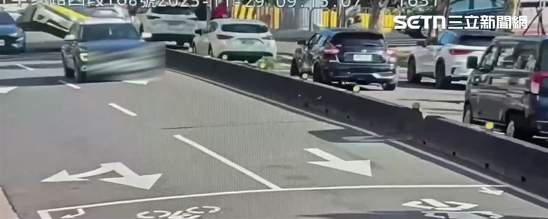 北市蕭男駕駛計程車自撞行人庇護島後翻覆。（圖／翻攝畫面）