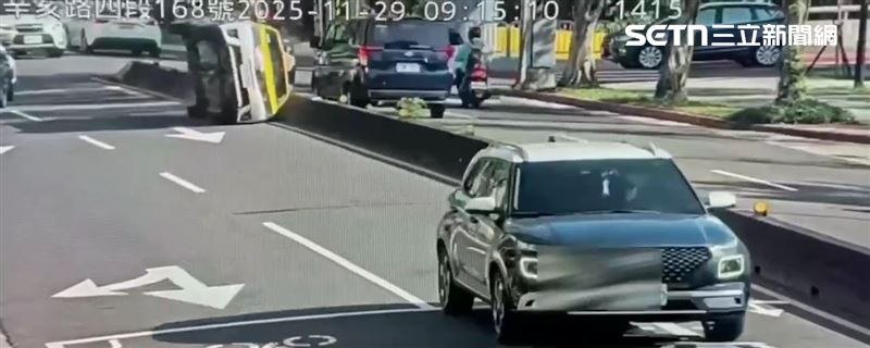 北市蕭男駕駛計程車自撞行人庇護島後翻覆。（圖／翻攝畫面）