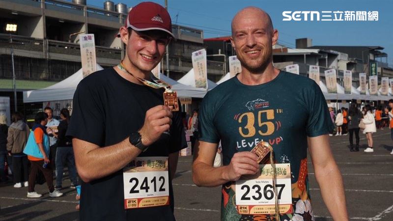 團隊首度打造「御守造型開瓶器獎牌」，連外國人都趨之若鶩。（圖／翻攝畫面）