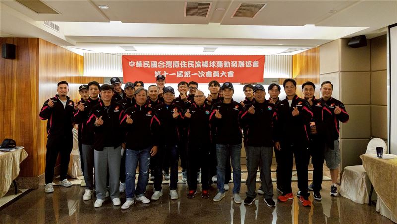 林智勝重新回任原棒協理事長，與王勝偉再次交接。（圖／原棒協提供）