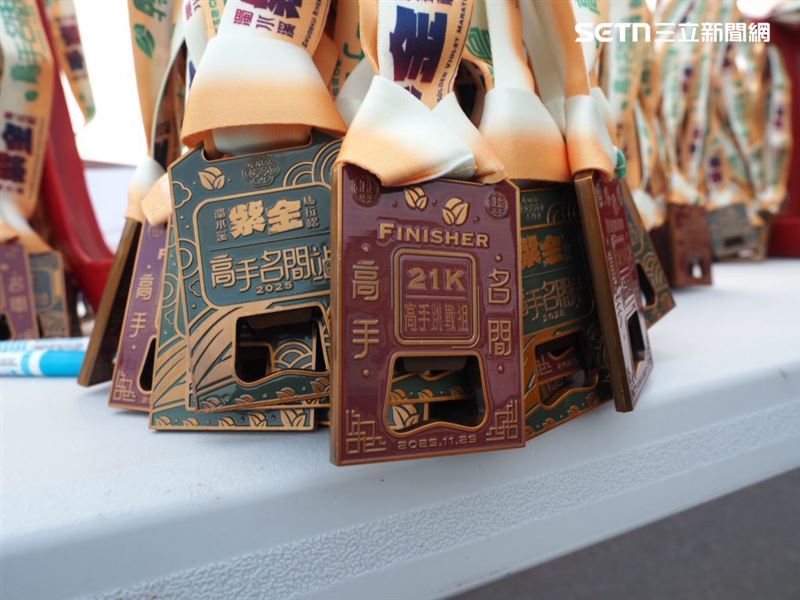 「御守造型開瓶器獎牌」，結合祈福與實用功能，象徵守護每位跑者的平安與力量。（圖／翻攝畫面）